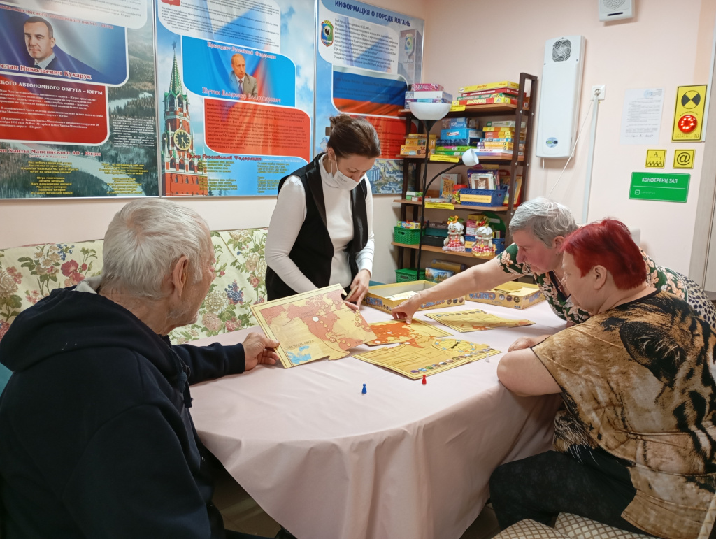 Получатели играют в настольную игру Чудеса света (2).jpg