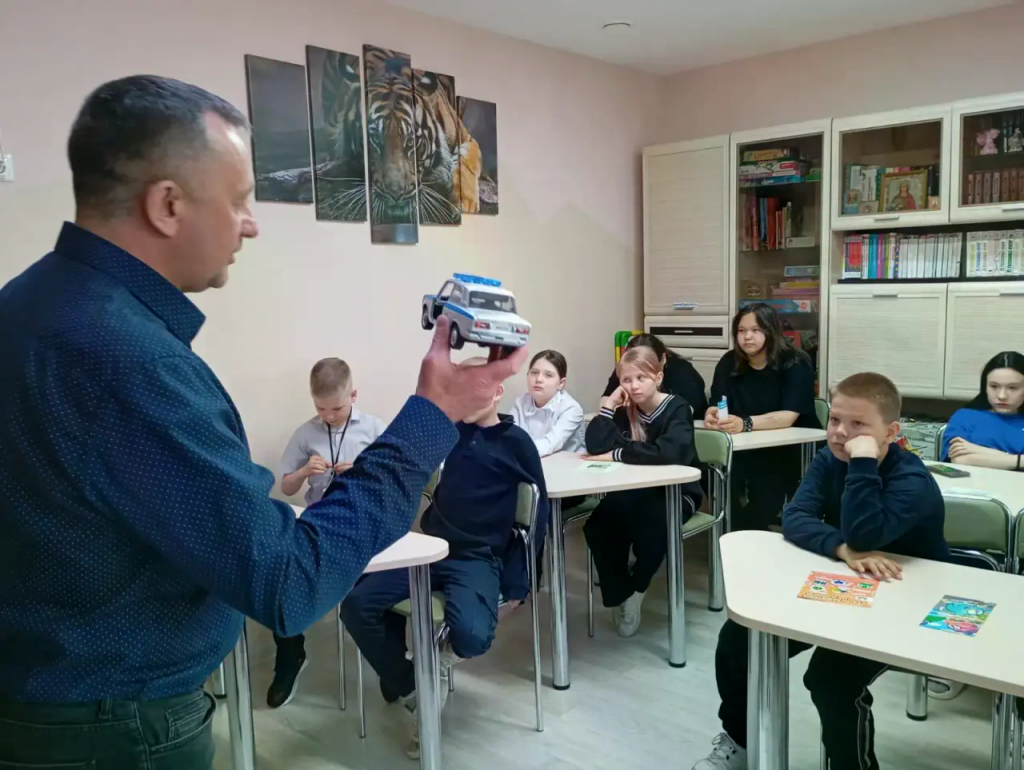 преподователь рассказывает детям.png