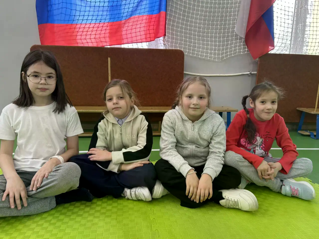 дети сидят после тренировки 