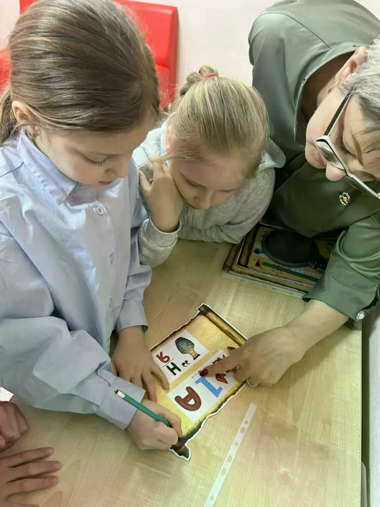 дети отгадывают по подсказкам.png