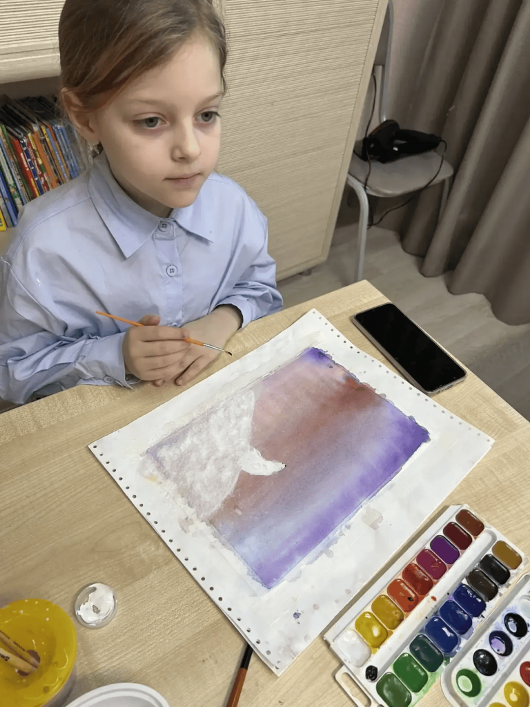 девочка нарисовала сияние севера и медвежонка.png