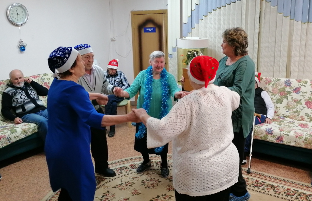 получатели социальных услуг водят хоровод.jpg