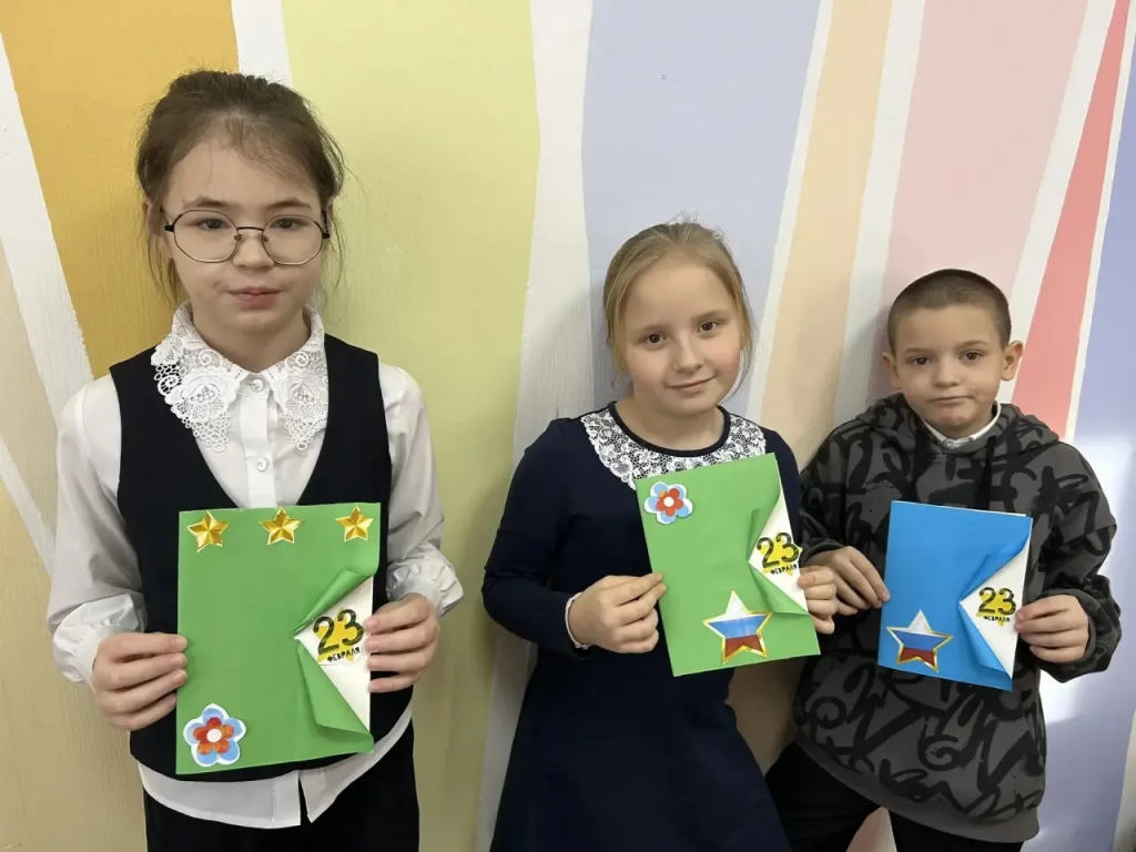 стоят с открытками
