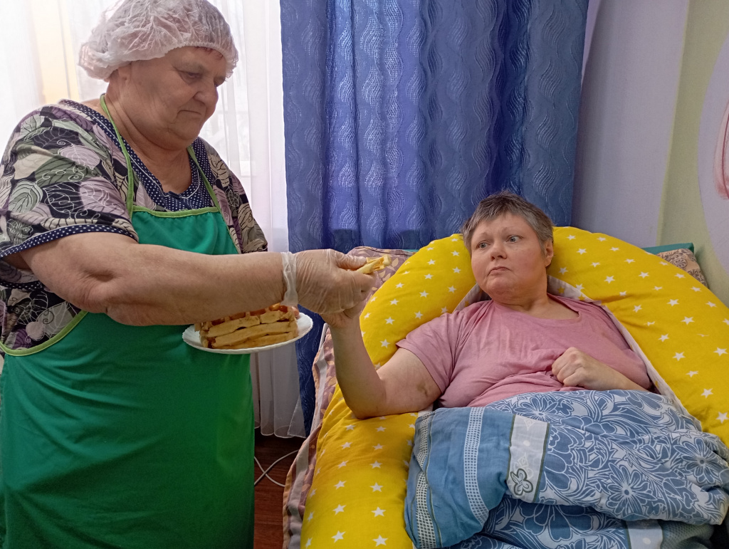 кормят девушку лежачую