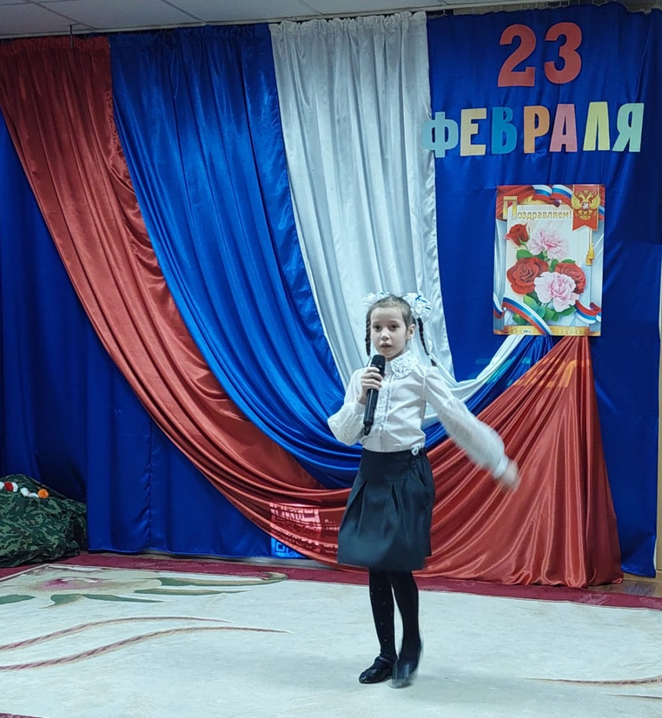 Воспитанница исполняет песню.jpg