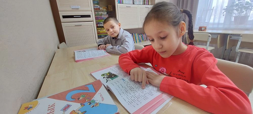 дети делают уроки 