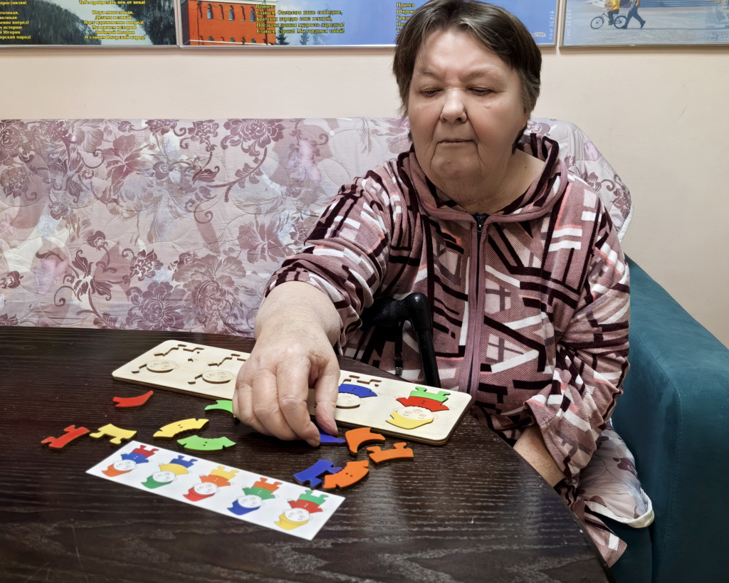 женшина перекладывает деревянные фигуры.jpg женшина перекладывает деревянные фигуры.jpg
