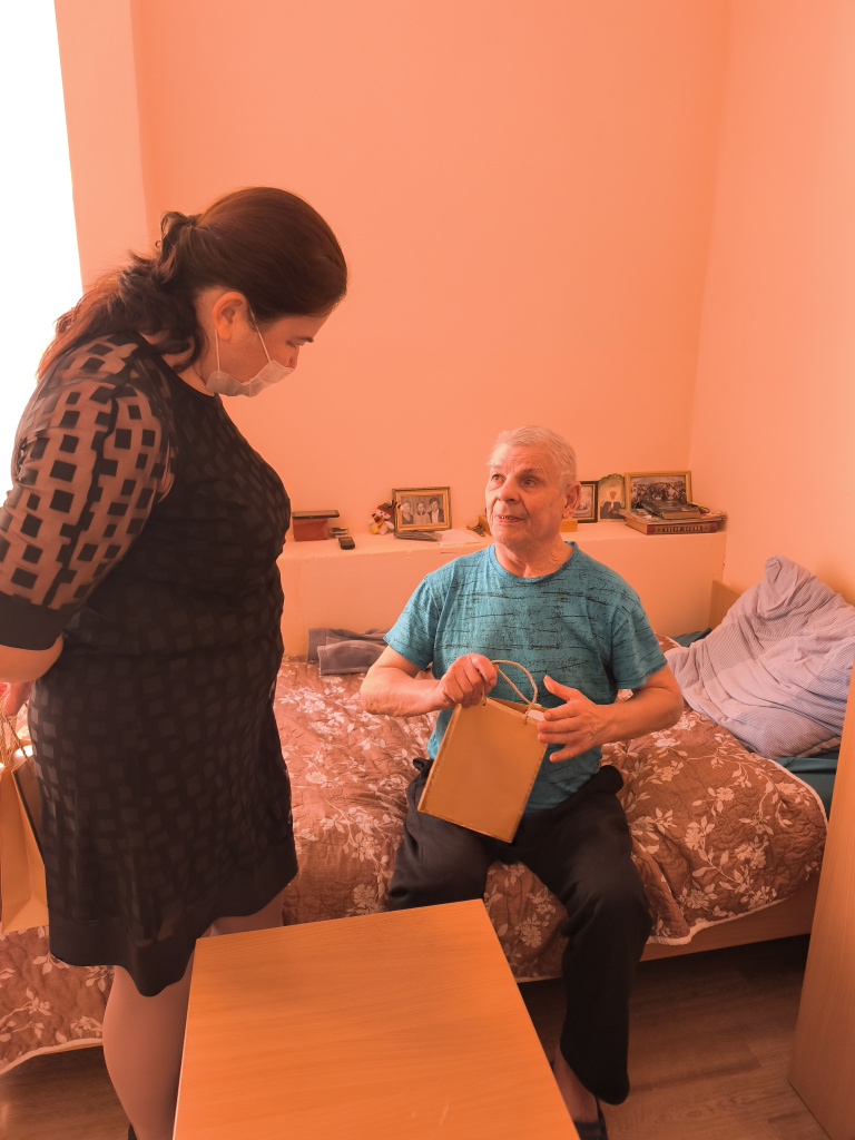 поздравление получателя социальных услуг с Днем защитника Отечества.jpg