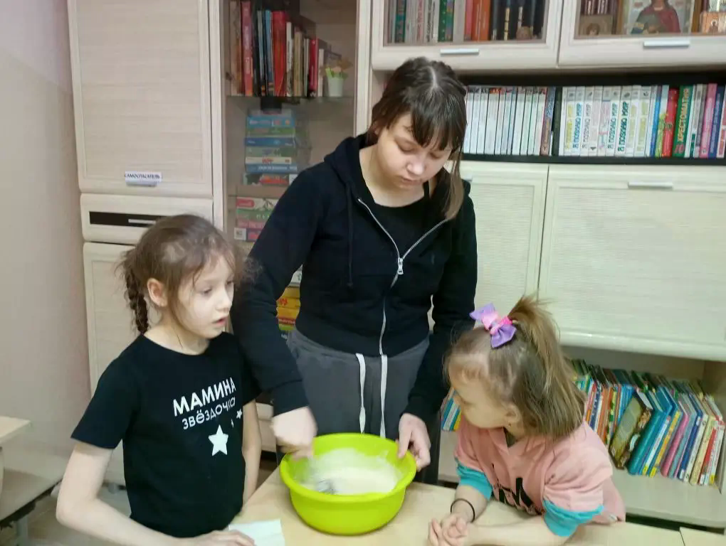 дети мешают тесто.png