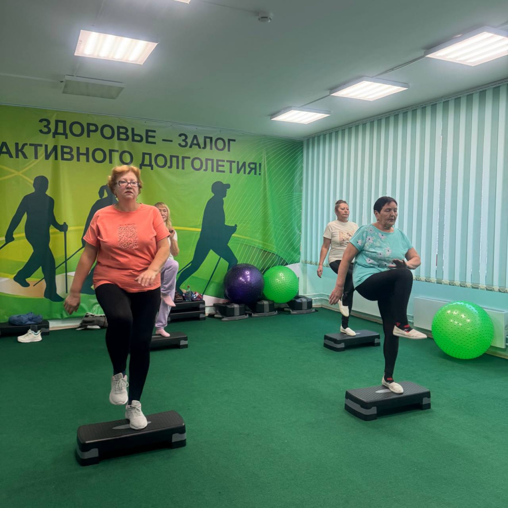 женщины занимаются на степ платформах.jpg