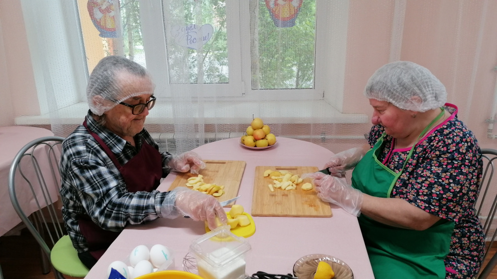 проживающие нарезают яблоки.jpg