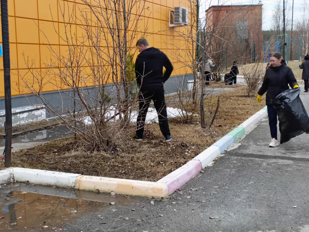 Раскидывают снег.jpg