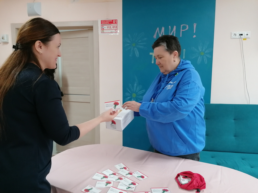 работник отдедения приобретает значок.jpg