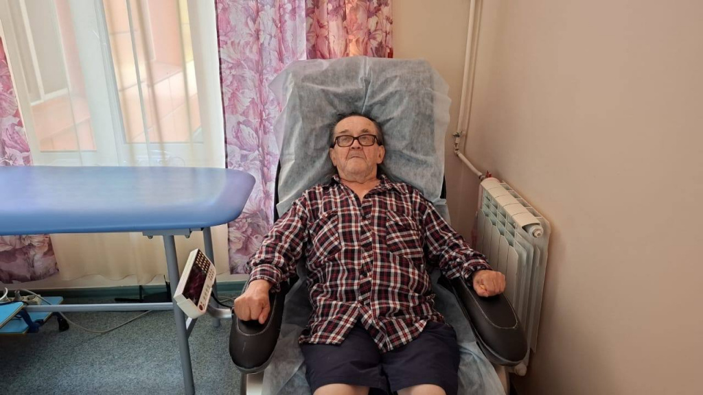 Получатели социальных услуг на массажном кресле (1).jpg
