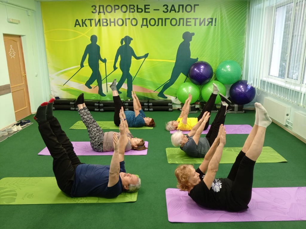 Получатели социальных услуг занимаются на гимнастических ковриках (1).jpg