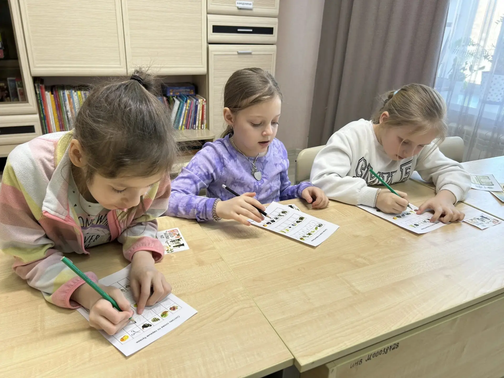 играют в ребусы девочки.png