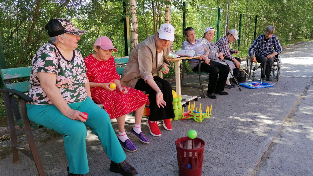 проживающие играют в игру Попади в корзину.jpg