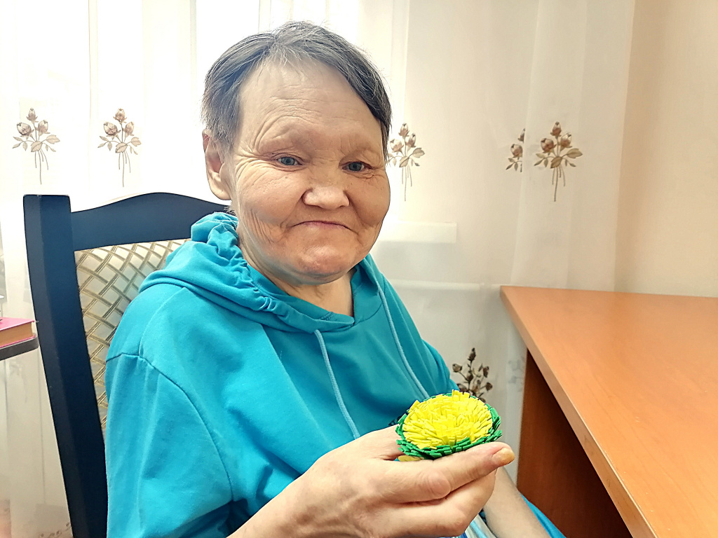 получатель социальных услуг демонстрирует готовое изделие.jpg