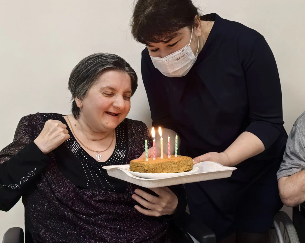 именниница задувает свечи.png