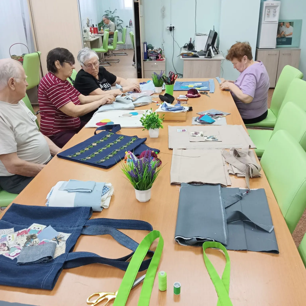 все сидят занимаются рукодельем 