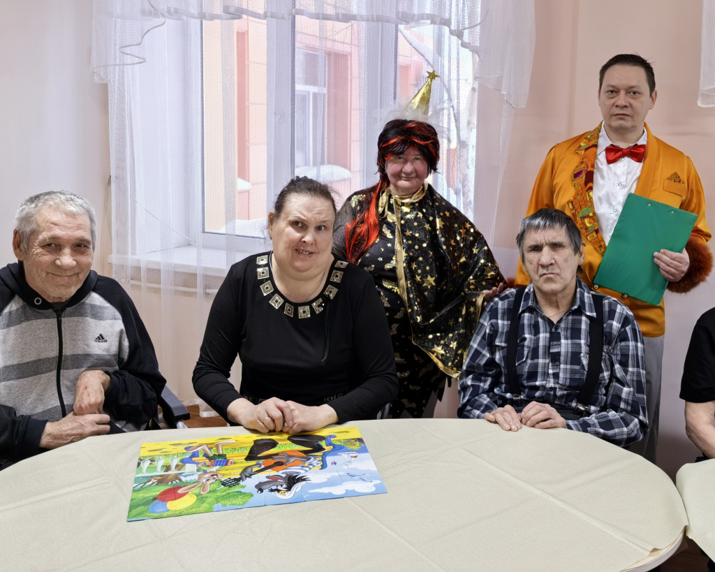 сидят улыбаются в количестве пять человек.jpg