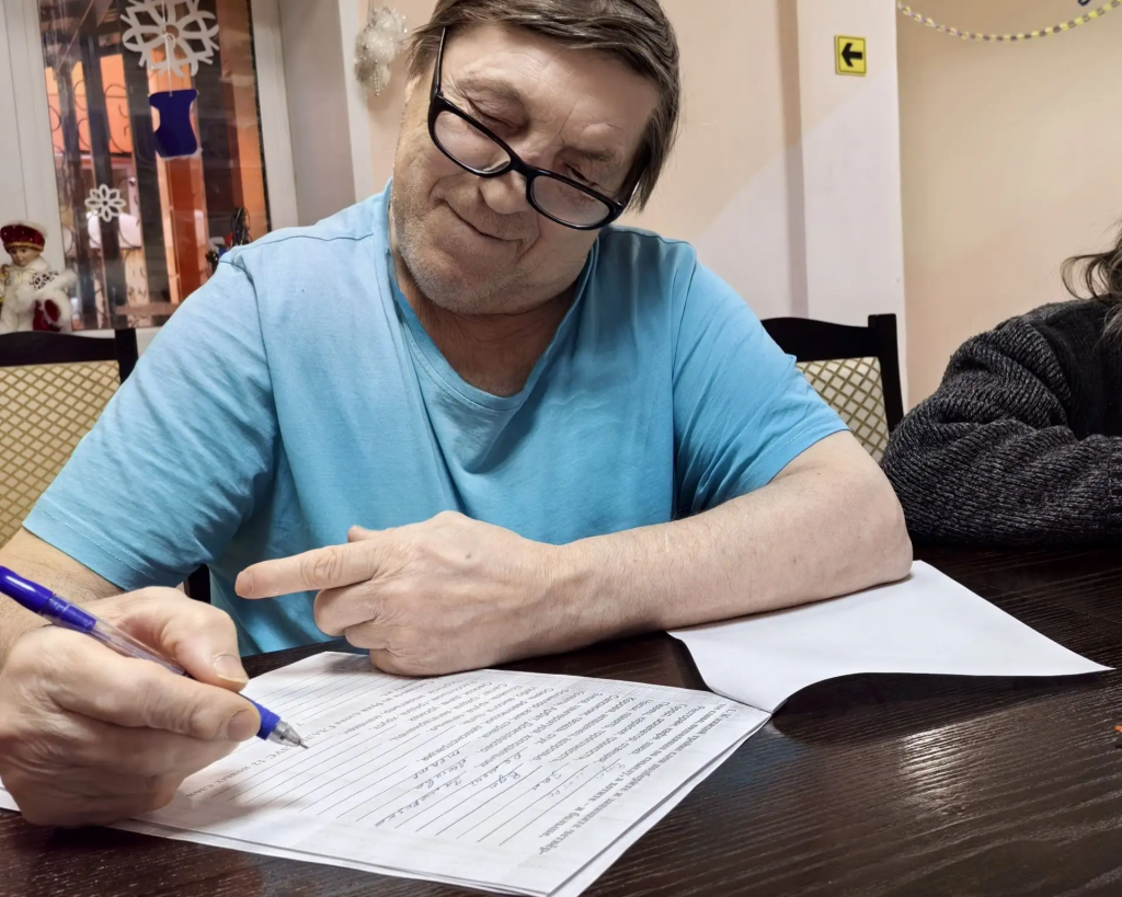 мужчина читает правила головоломок.png