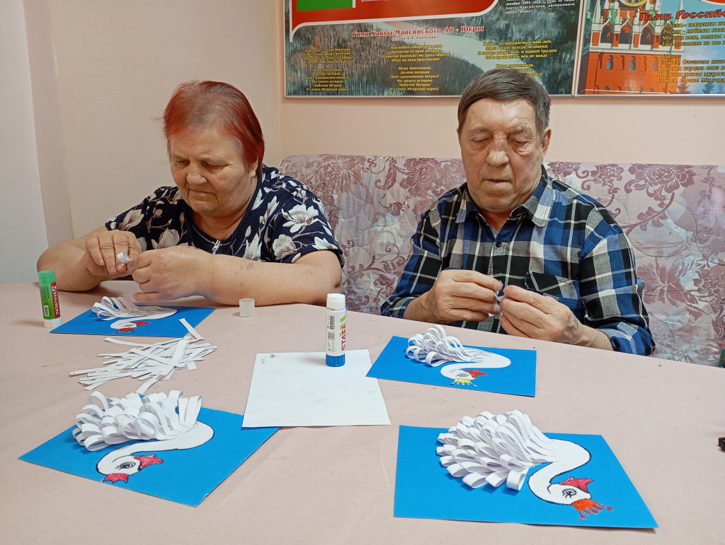 лебедей клеят