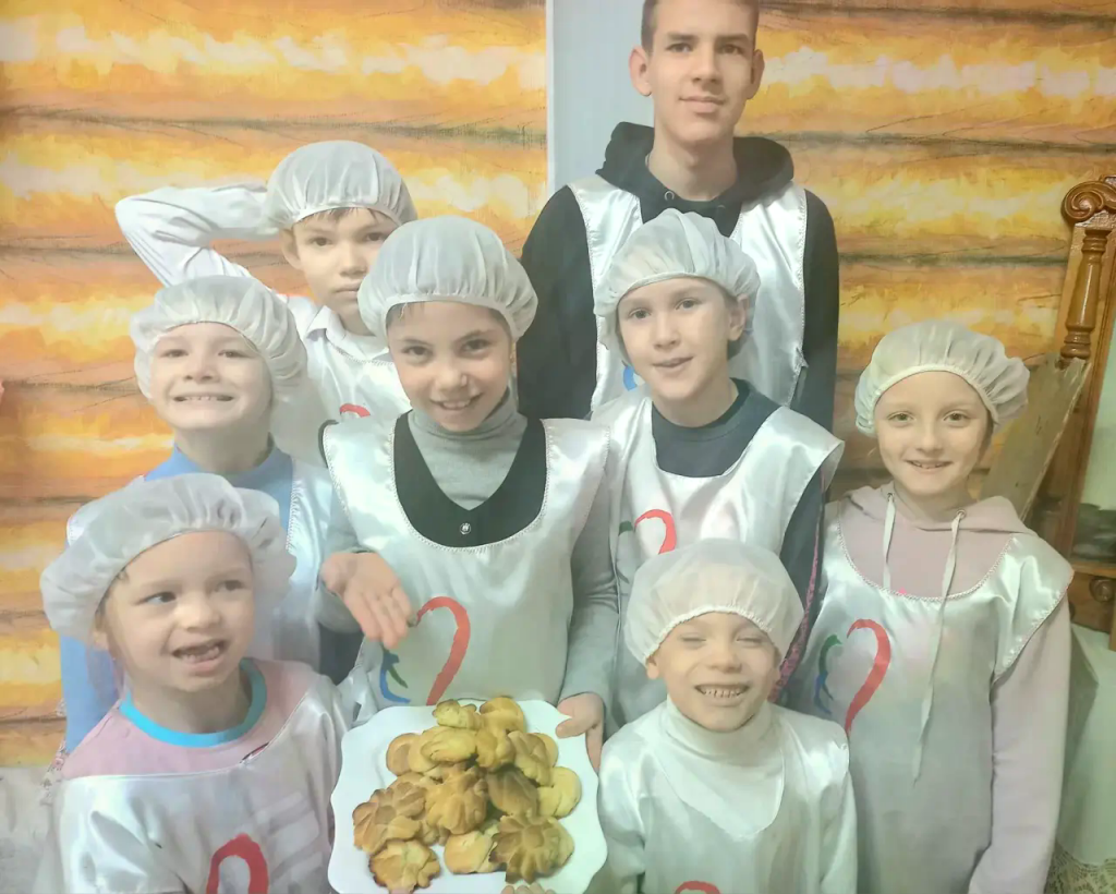 дети стоят с калачами.png