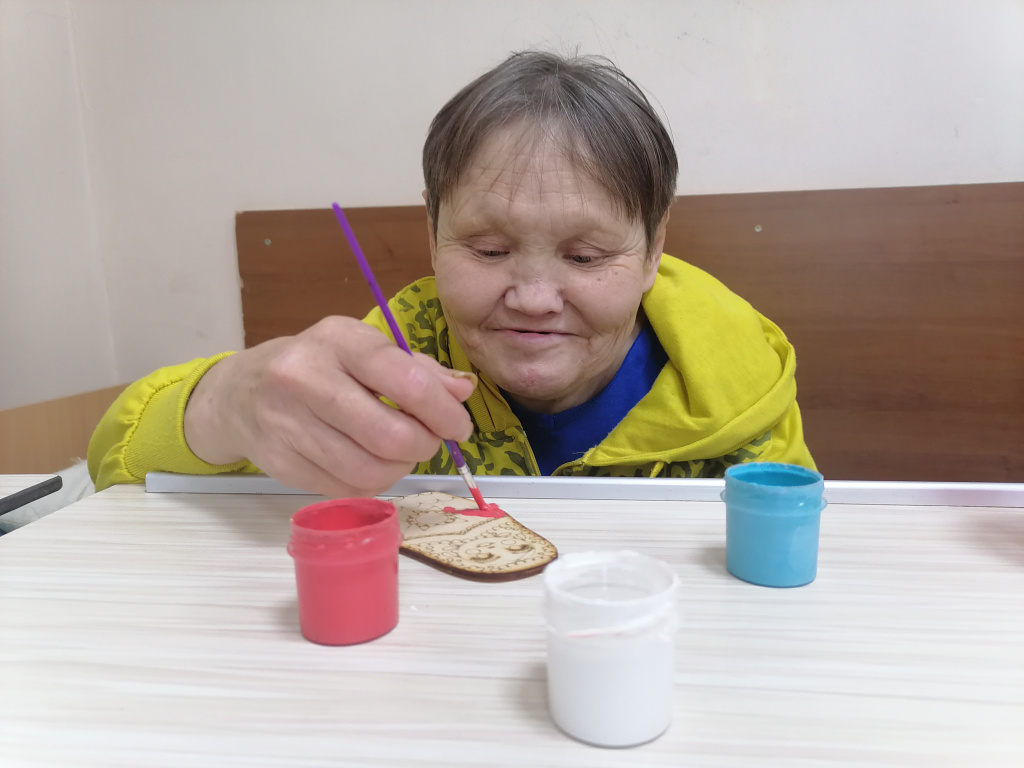 Получатель социальных услуг раскрашивает основу для магнита на холодильник.jpg