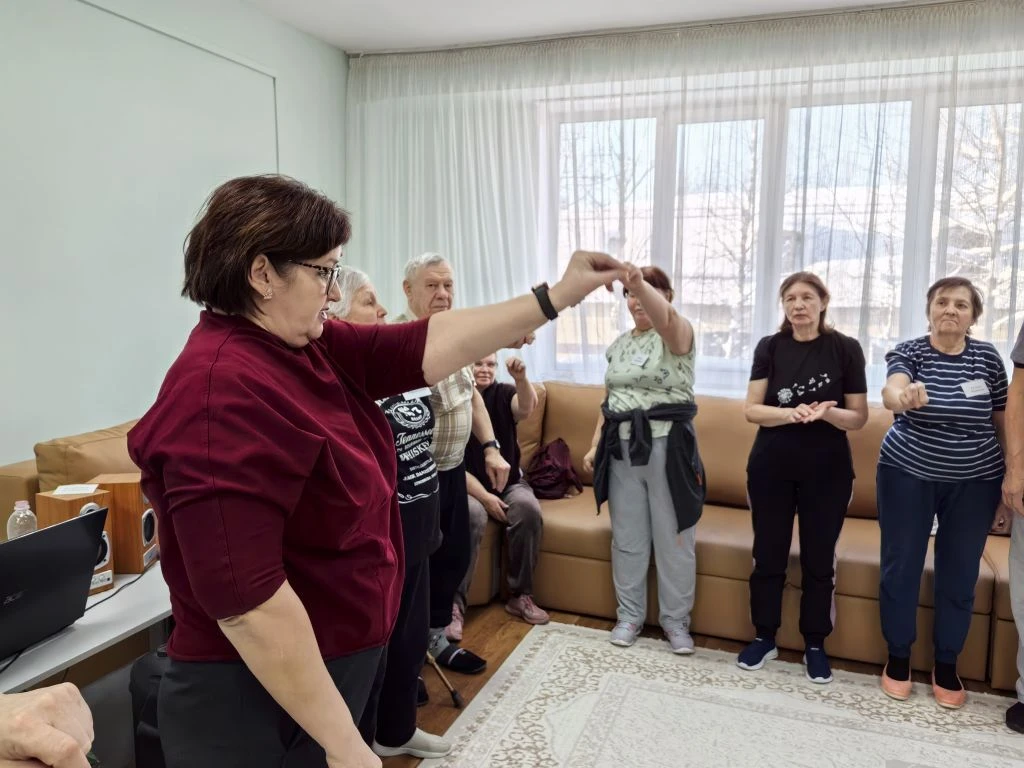 руководитель показывает упражнение.png