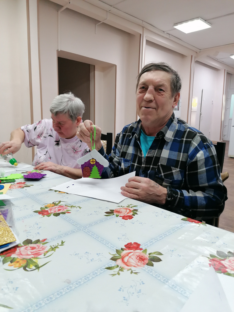 получатели социальных услуг занимаются изготовлением домиков из фетра.jpg