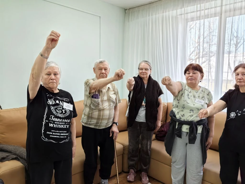 все подняли руки и делают упражжненения.png
