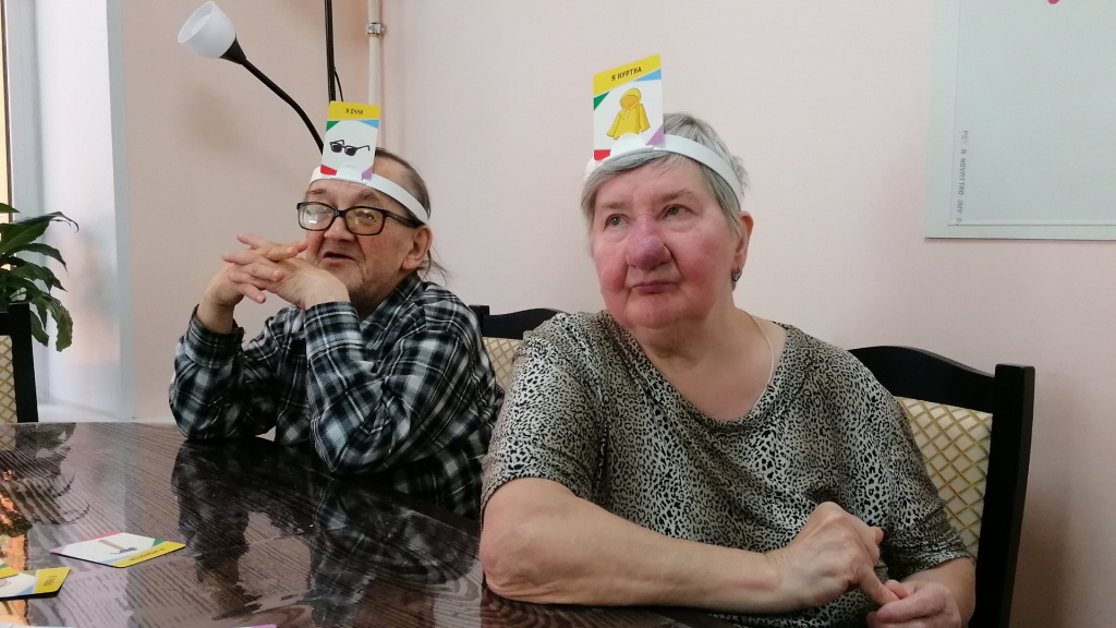 проживающие пытаются угадать свою карточку.jpg
