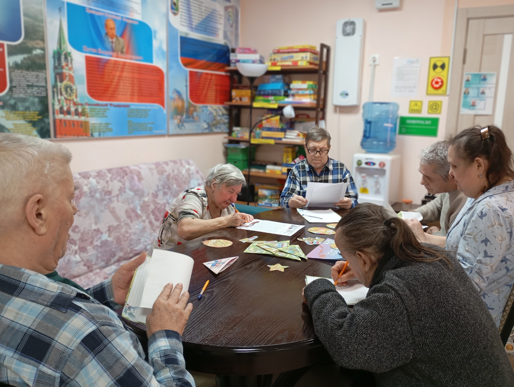 все сидят дружно составляют письма солдатам 