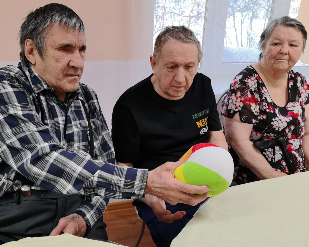 играют в передачу мяча