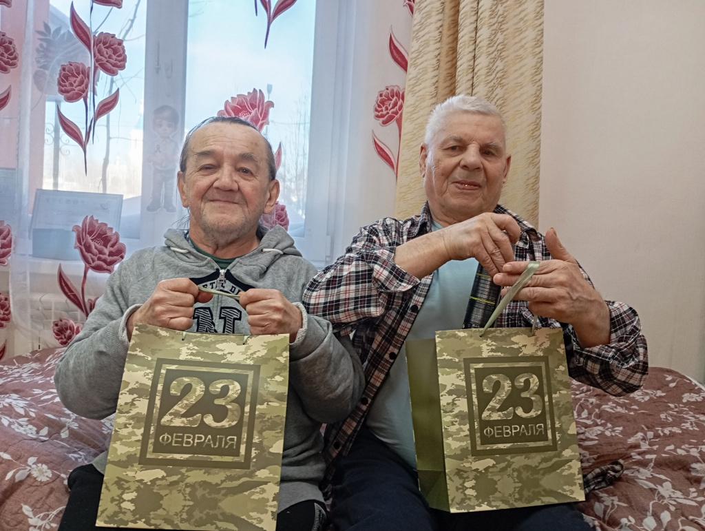 мужчины с пожарками.jpg