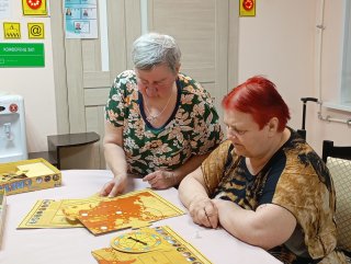 Получатели играют в настольную игру Чудеса света (1).jpg