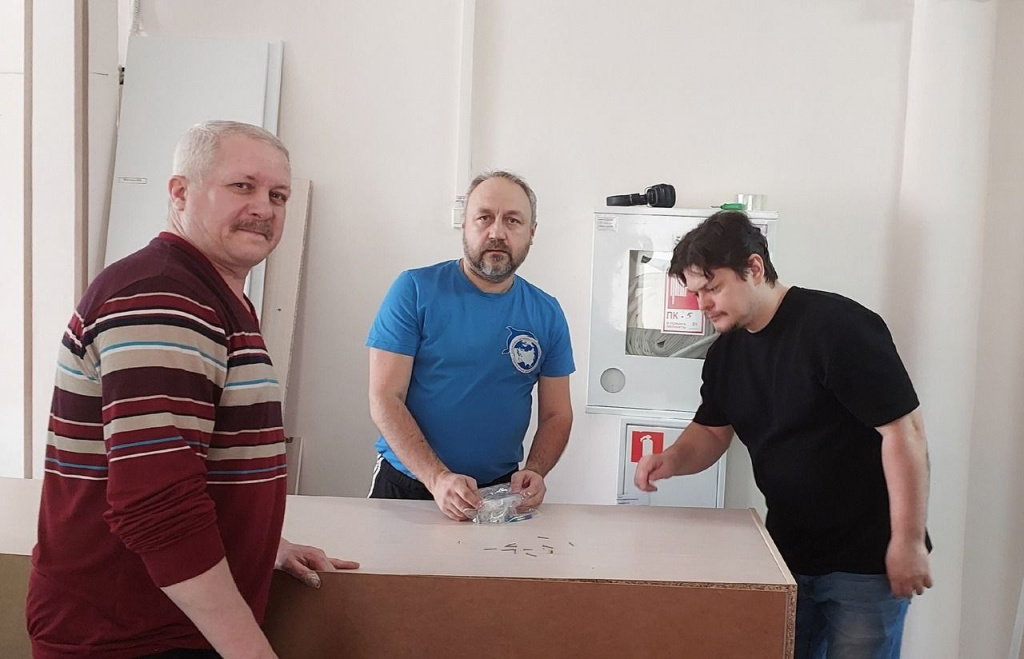 Волонтеры Гумкорпуса разбирают мебель.jpg