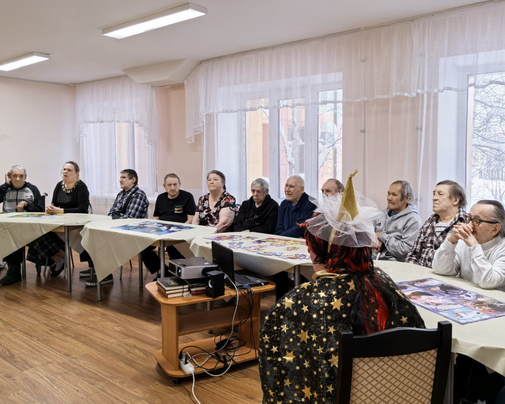 все сидят за столом смотрят презентацию.jpg