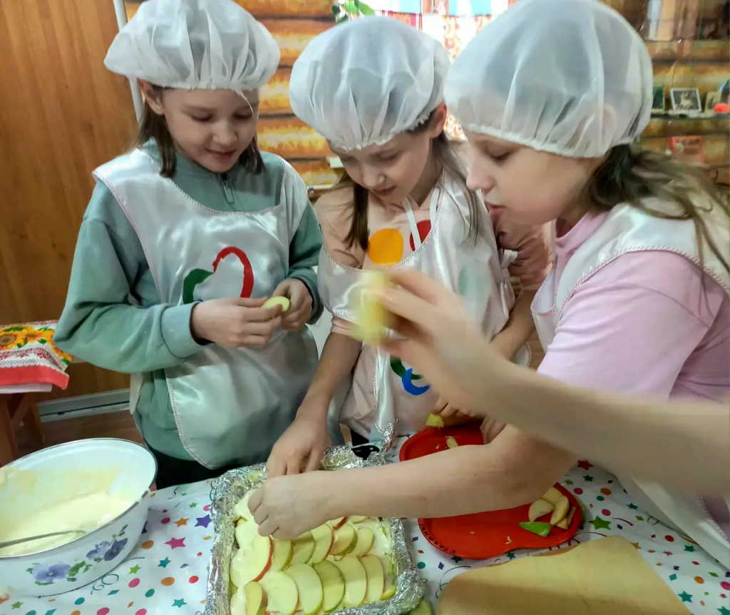 дети лепят рюшички на пирог.png