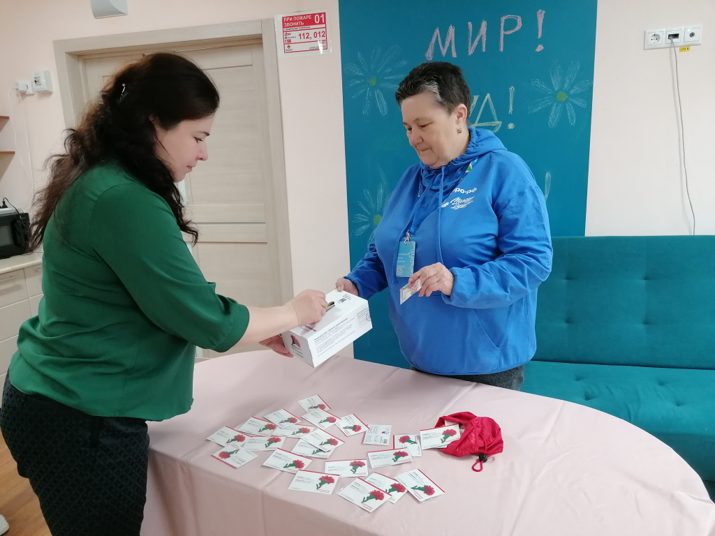 работник принмает участие в акции Красная гвоздика.jpg