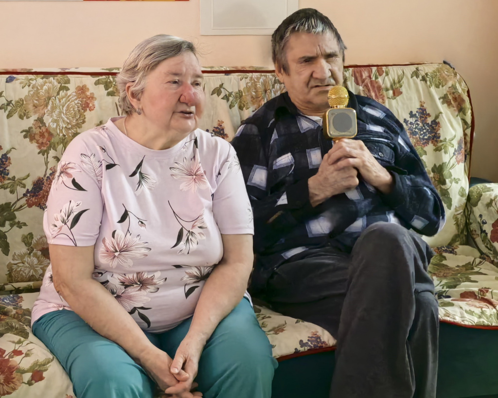 поют у мужчиы в руках микрафон и рядом женщина подпевает.jpg