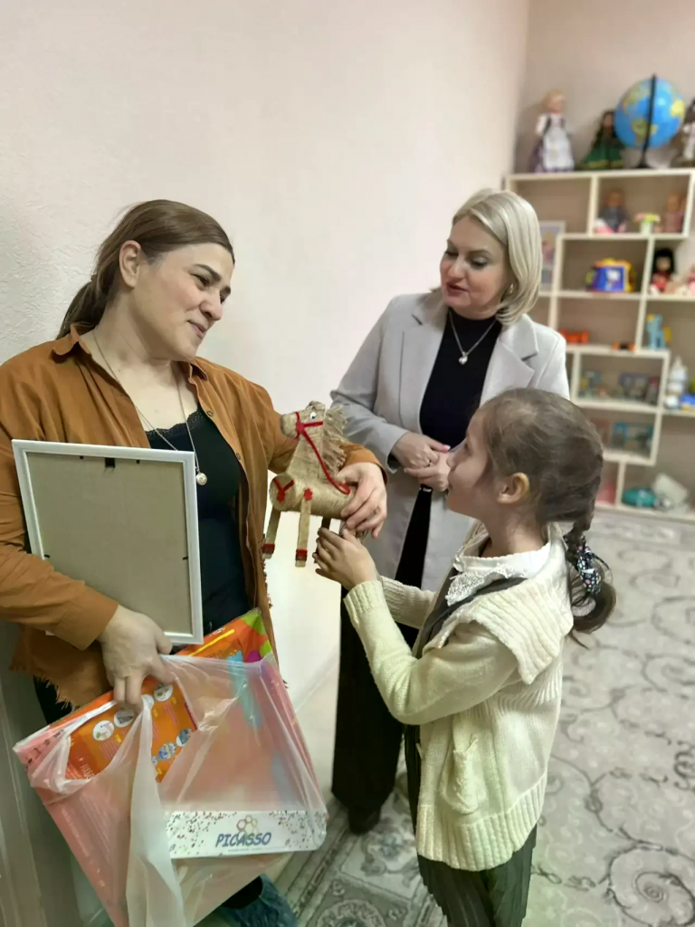 фото с директором.png