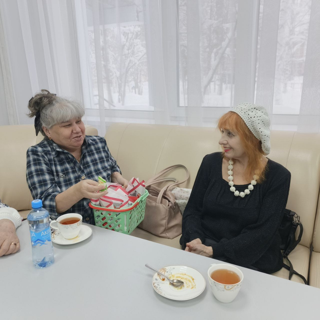 женщина достает из пакета конфету и даетдругой.jpg