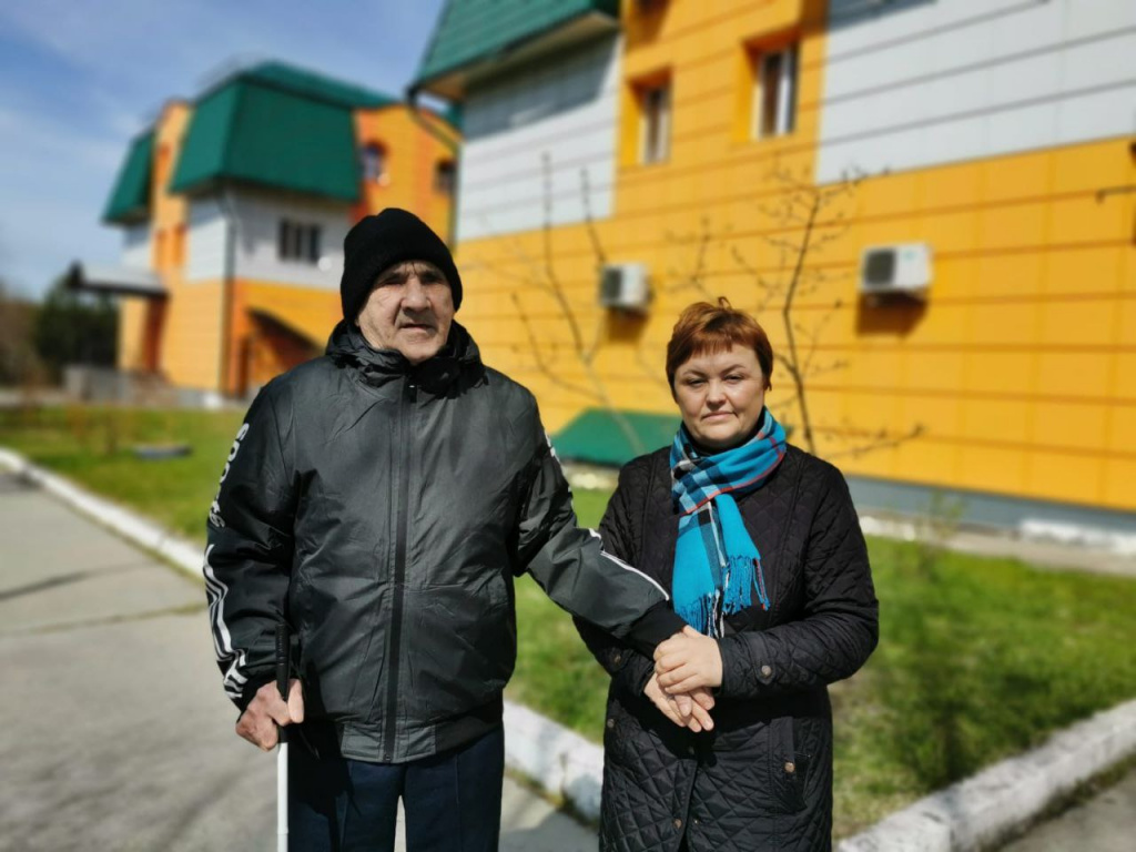 Руководитель волонтерского отряда с проживающим.jpg