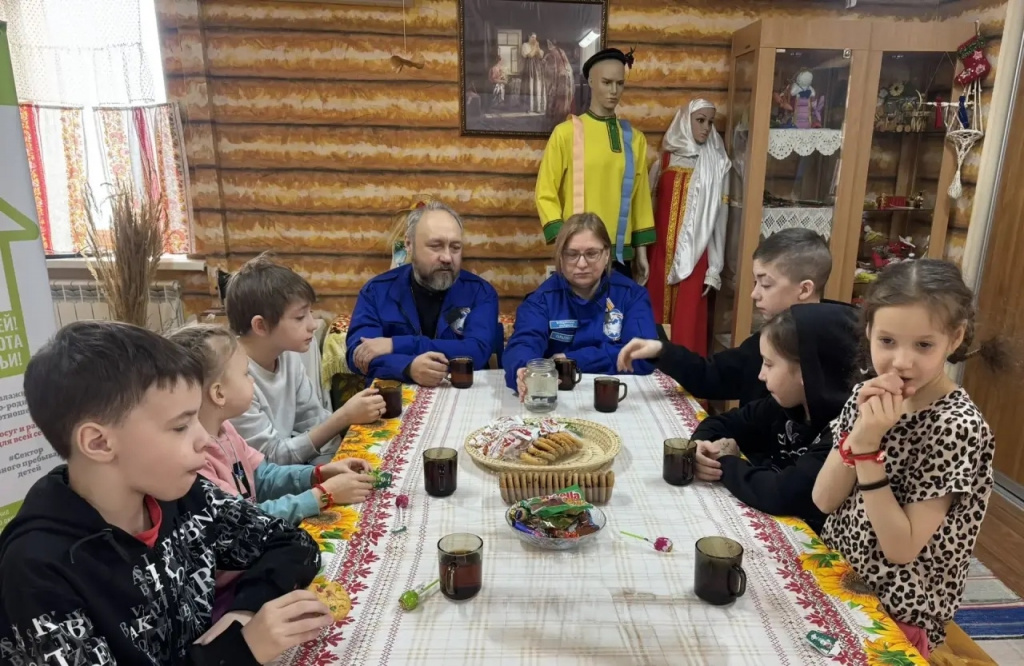пьют чай с детьми.jpg