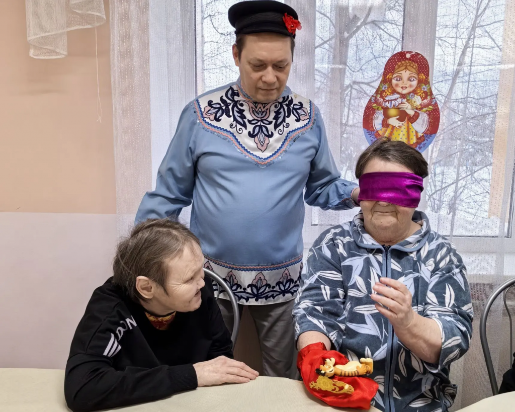 завязанными глазами должна отгадать вкус.png